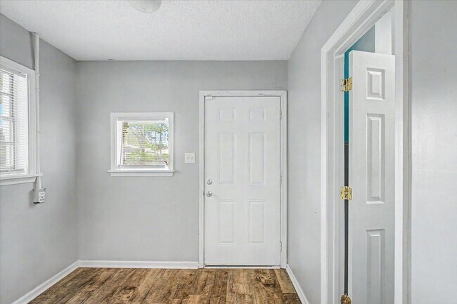 Building Photo - 2 bedroom minutes from SCAD