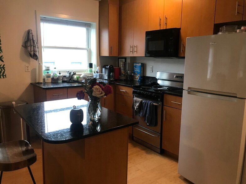 Building Photo - 65 Park Dr