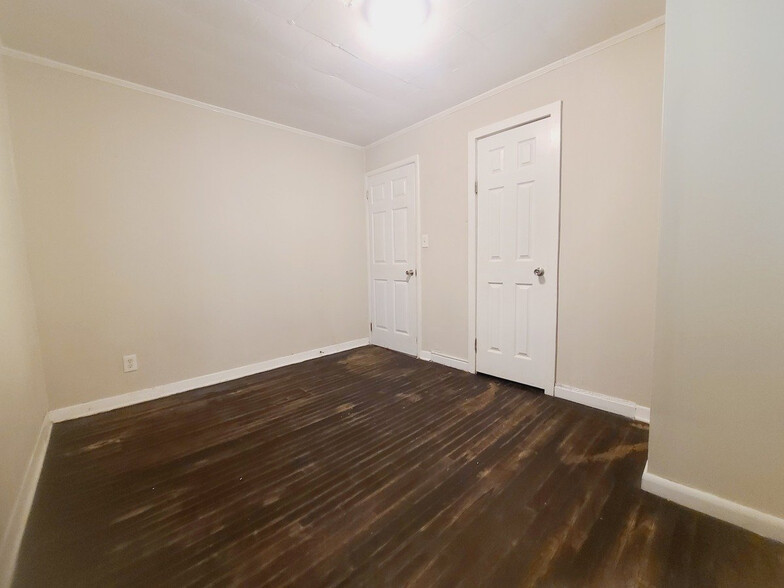 Building Photo - Room in House on Celia Ave