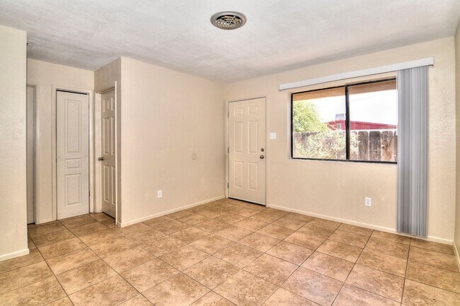 Building Photo - 2122 S Maple Ave