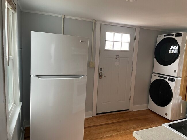 Building Photo - 176 S Main St