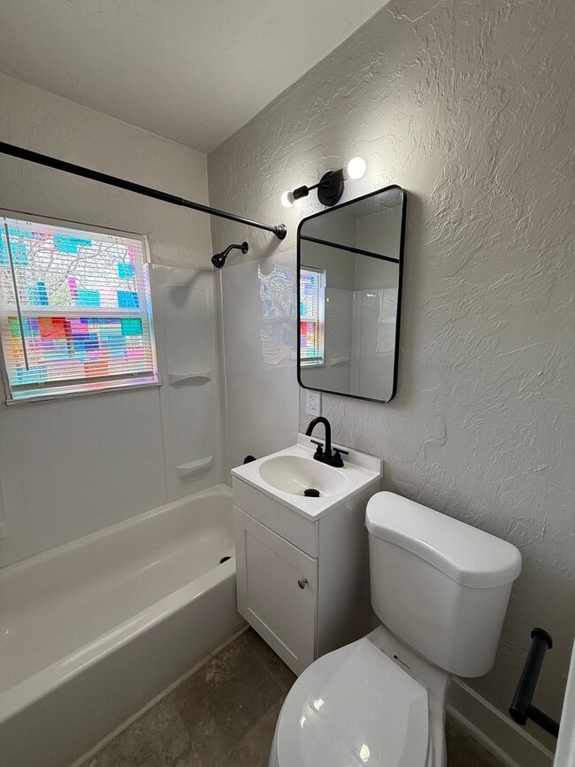 Building Photo - N. Villa Ave - Triplex