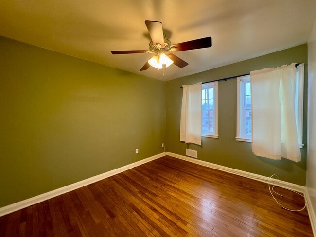 Building Photo - Charming 3-Bedroom Townhome with Modern Amenities in Parkville!