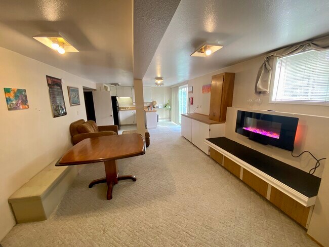 Building Photo - The Hawthorne Hideaway - Basement Dwelling