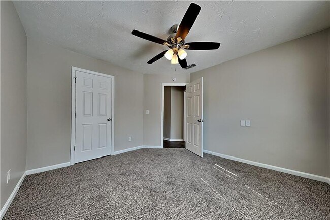 Building Photo - 405 Aristocrat Dr SW