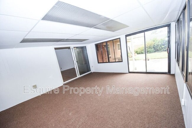 Building Photo - 833 Sharon Dr