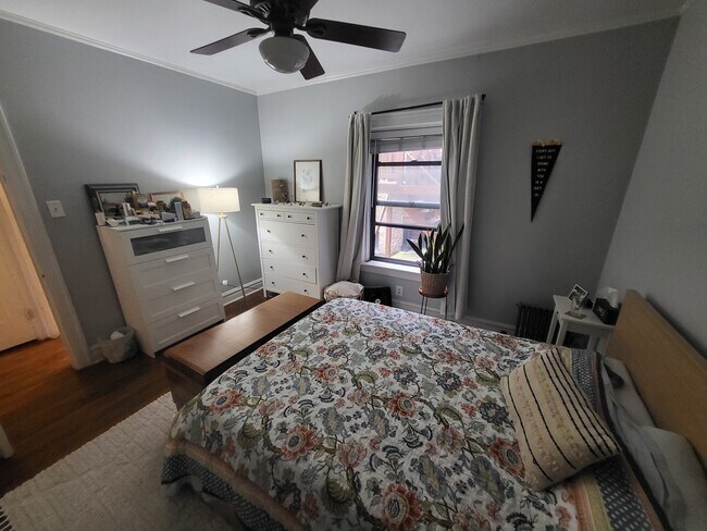 Building Photo - 547 W Brompton Ave