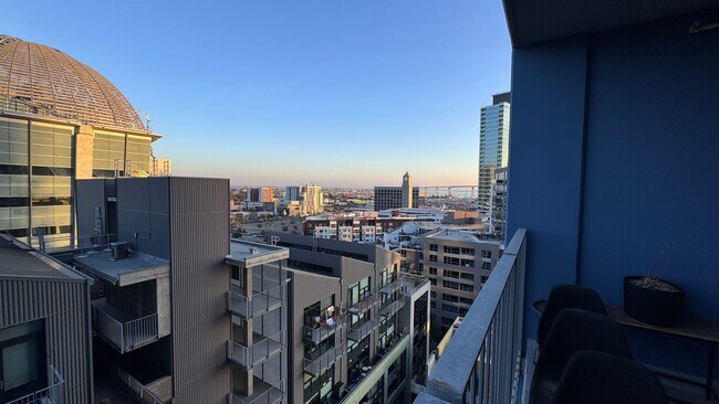 Building Photo - Urban Living with Iconic Views