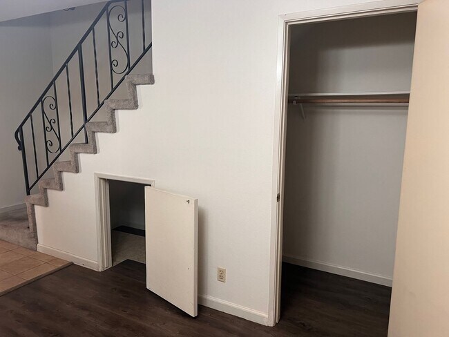 Building Photo - Spacious 2 Bedroom with Attached Garage Cl...