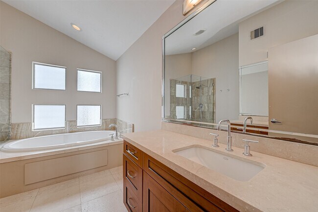 Building Photo - 5315 Lillian St