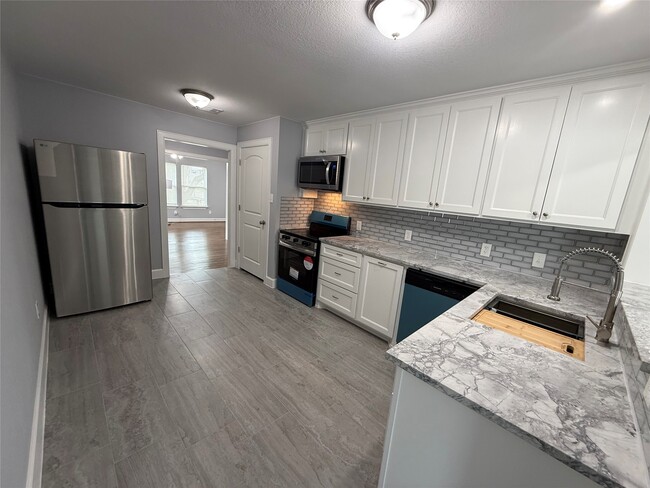 Building Photo - 1146 Majestic St