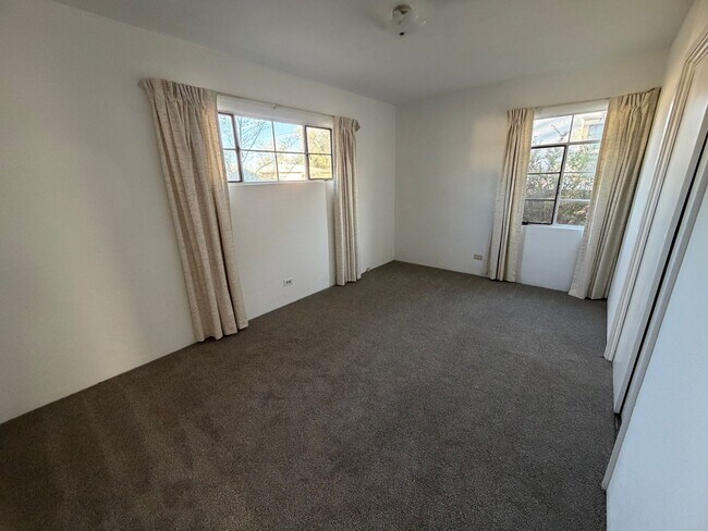 Building Photo - 3 Bedroom Home w/Large Backyard