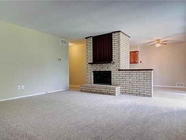 Building Photo - 3414 Chesapeake Dr