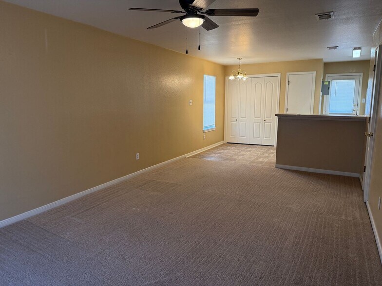 Building Photo - 711 S Amy Ln