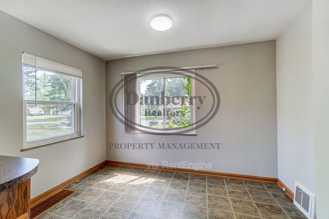 Building Photo - 347 Darrow Ave