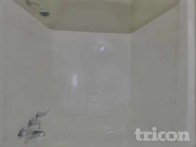 Building Photo - 362 Park Ct N