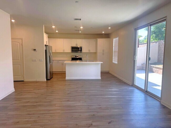 Building Photo - 1014 W Buttercup Ln