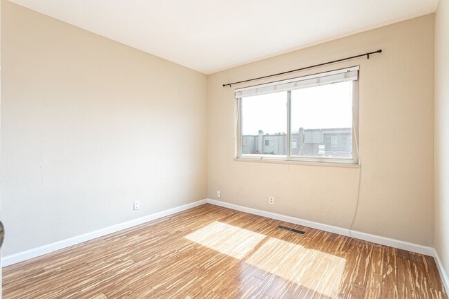 Building Photo - 1017 Kingston Ln