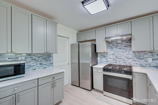 Building Photo - 6 Woodbury Rd