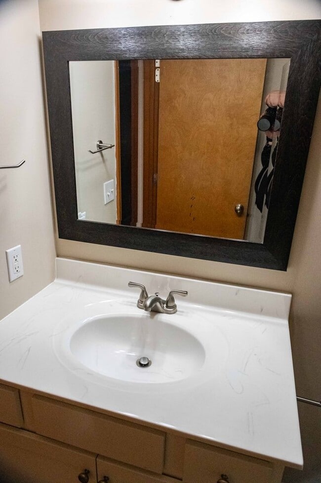 Building Photo - 423 S Park Square Dr