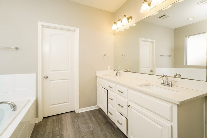 Building Photo - 909 Hot Spring Valley