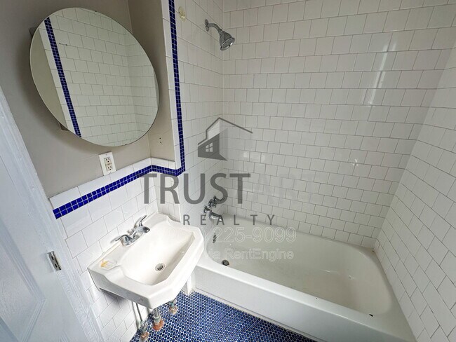 Building Photo - 3885 Manor St