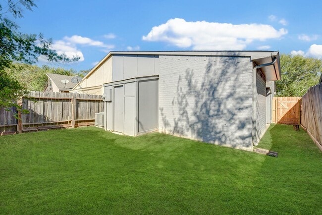 Building Photo - Spacious Home in Hockley – Move-In Ready!