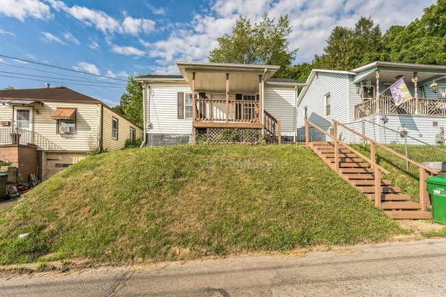 Building Photo - 415 Simpson Ave