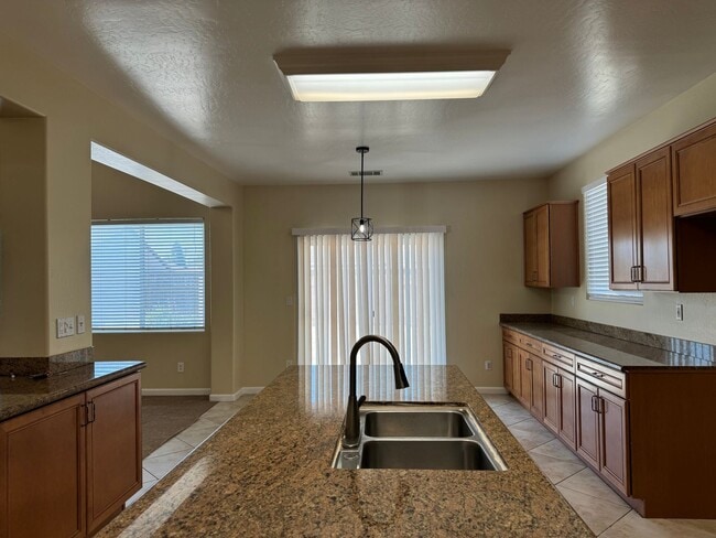 Building Photo - Four bedroom home in the Southwest!