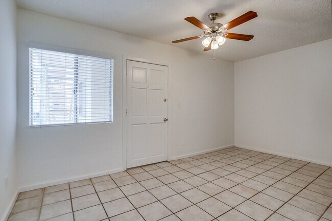 Building Photo - 2425 S Ridgeley Dr