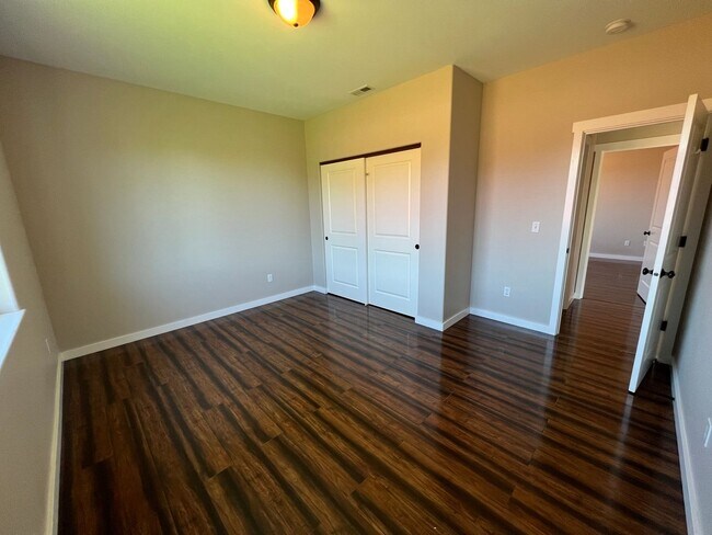 Building Photo - Modern 3 Bedroom Home