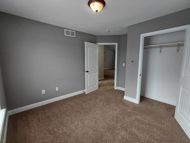 Building Photo - 137 Creek View Dr