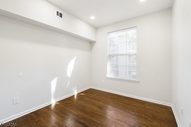 Building Photo - 50 Maple Ave