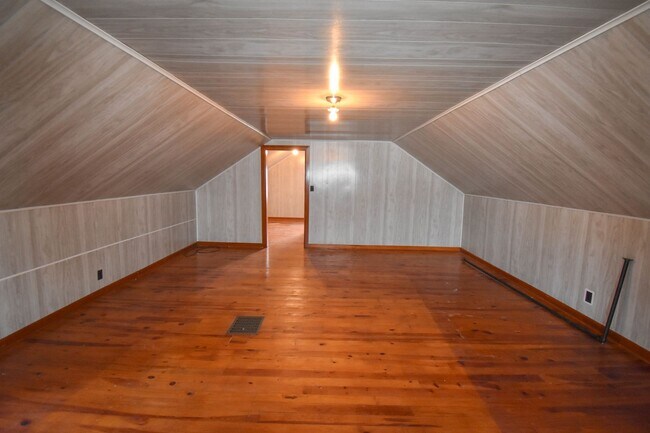 Building Photo - Two Bedroom Home with Detached Garage!