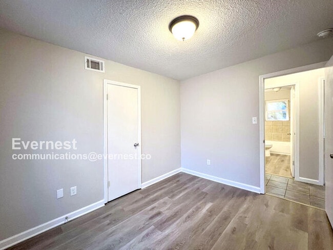 Building Photo - 3095 Forest Glen Dr