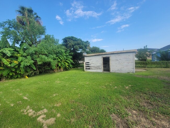 Building Photo - 2 Bedroom / 1 Bath / Bonus Room / 67th street