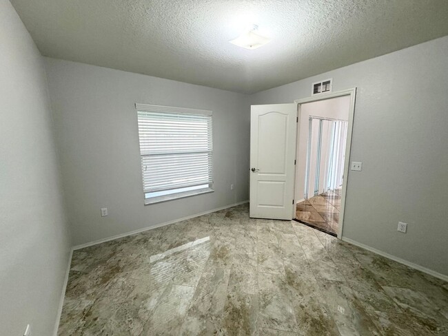Building Photo - 4 Bedroom 2 Bath - Gated Community - Move ...