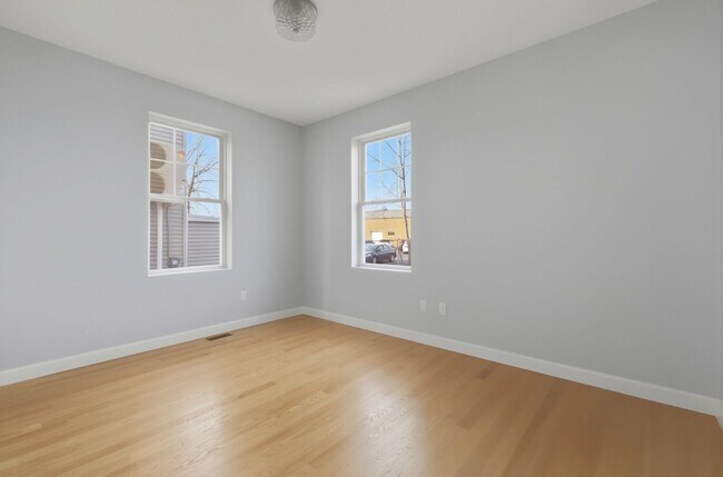 Building Photo - 19 Simon St