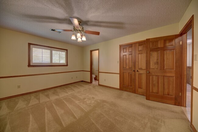 Building Photo - 128 Douglas Dr