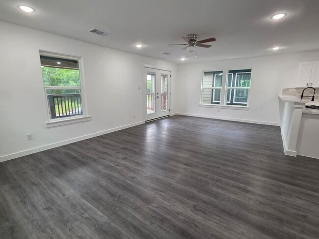 Building Photo - Stunning Duplex with Garage & Modern Finishes