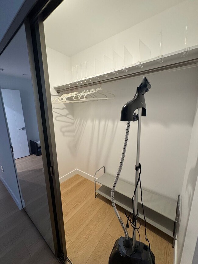 Building Photo - Spacious 1000 Sq. Ft. Single-Floor Back AD...