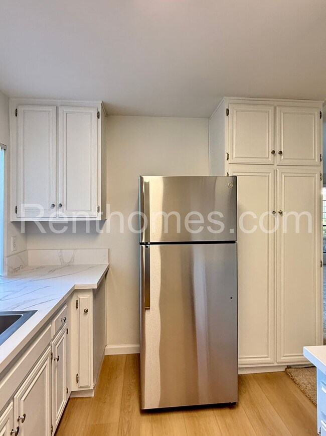 Building Photo - 9628-32 Caminito Del Feliz, Spacious Townhome in Great Community Close to UCSD!