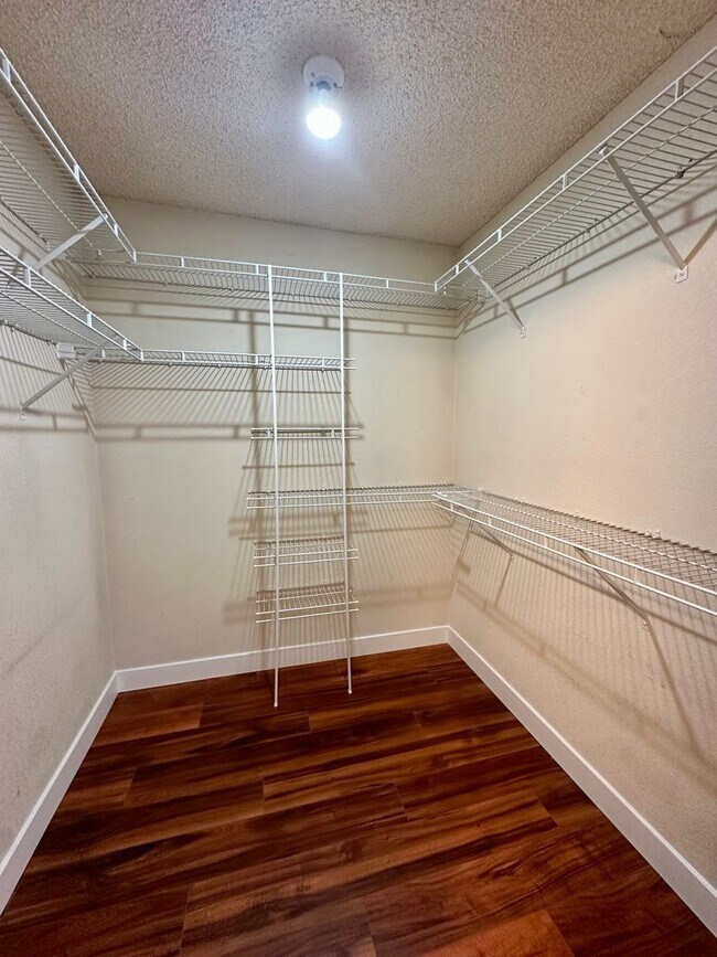 Building Photo - NEWARK GEM! 2 Bedroom 2 bath !