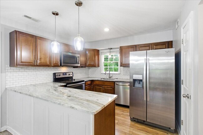 Building Photo - 208 Greenbriar Dr