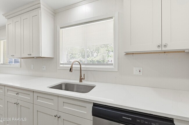 Building Photo - 317 Kim Dr