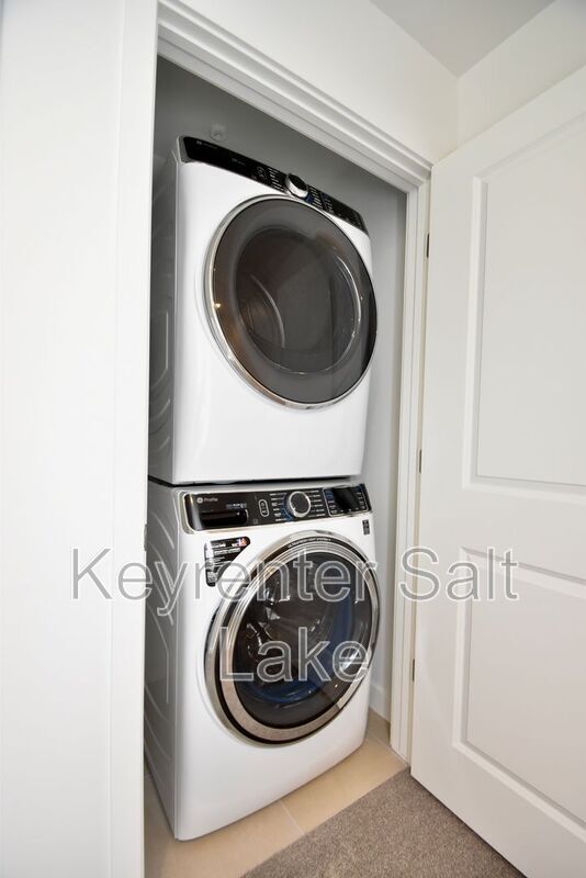 Building Photo - 1590 S 900 W