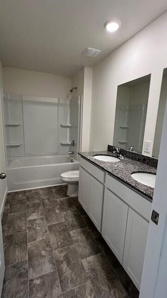 Building Photo - 4140 Hines Ln NE