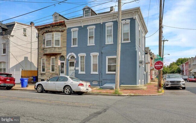 Building Photo - 526 Windsor St