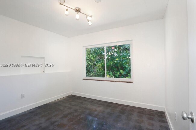 Building Photo - 6116 SW 46th St