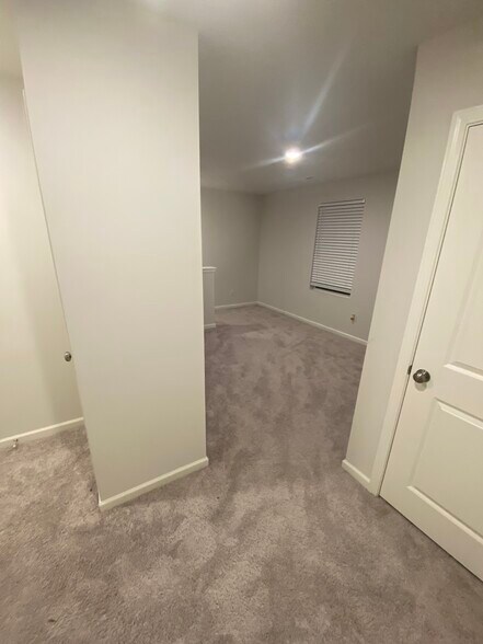 Building Photo - 427 Silo Ct